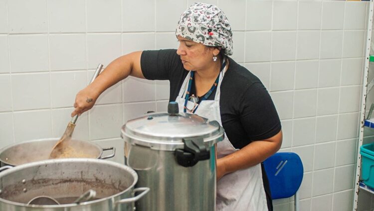 Hotel pousada vagas para ajudante de cozinha, garçom, auxiliar de confeitaria - RJ