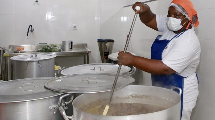 Restaurante vagas para auxiliar de cozinha, lavar pratos, copeira, atendente de mesa - RJ