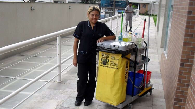 Distribuidora vagas para auxiliar de limpeza, auxiliar de estoque, repositora, vendedora - RJ