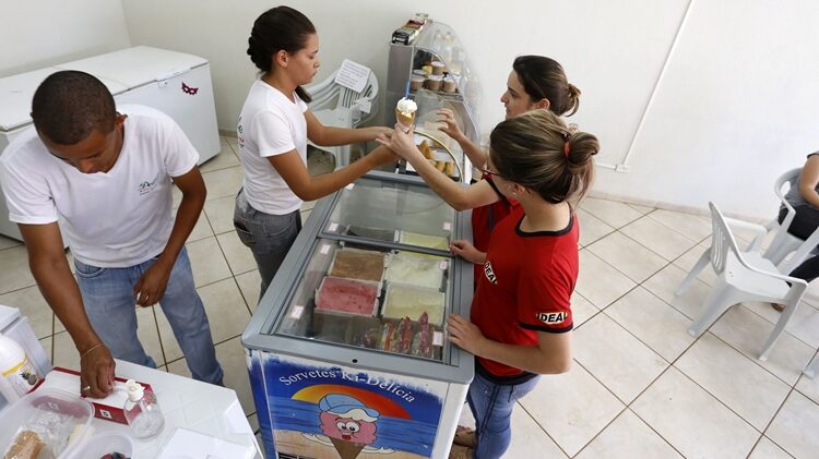 Grupo vagas para atendente de sorveteria, caixa, auxiliar de cozinha, auxiliar de escritório - RJ