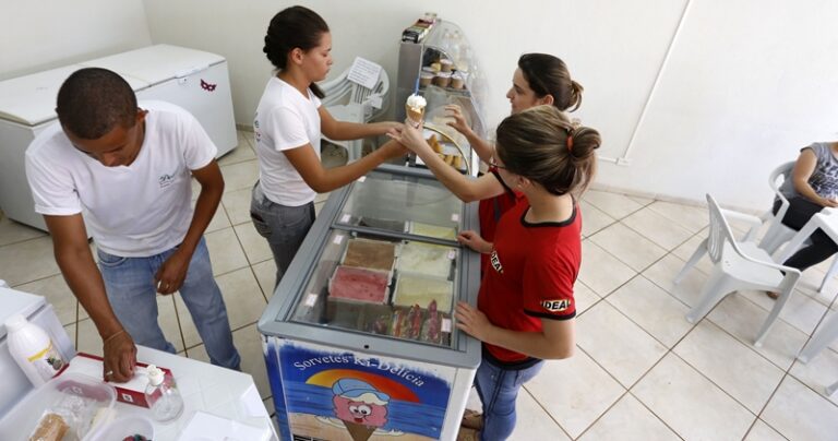 Grupo vagas para atendente de sorveteria, caixa, auxiliar de cozinha, auxiliar de escritório - RJ