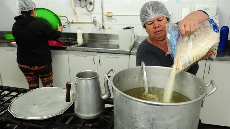 Restaurante vagas para auxiliar de cozinha, copeira, cozinheira, churrasqueiro - RJ