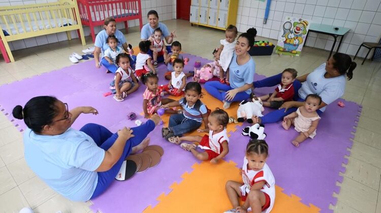 Colégio infantil vagas para auxiliar de creche, auxiliar de turma, estagiária, cuidadora - RJ