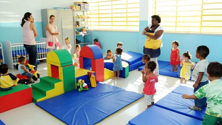 Colégio infantil vagas para auxiliar de creche, berçarista - RJ