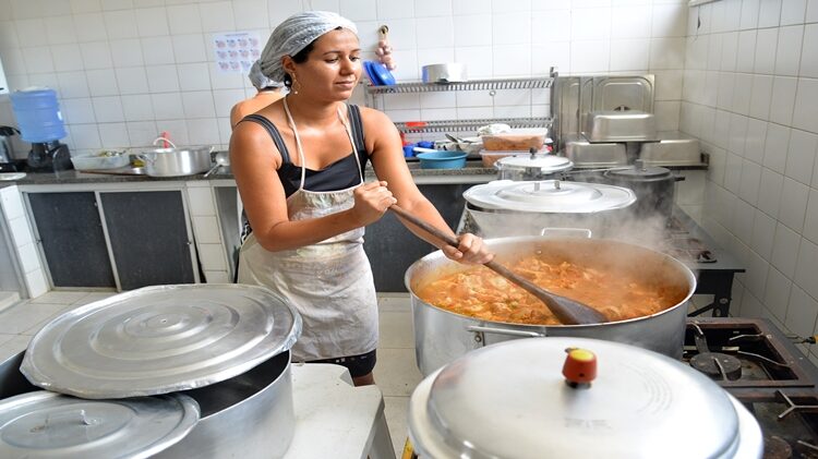 Restaurante vagas para copeira, cortar legumes, estoquista, ajudar a servir - RJ