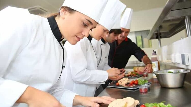 Auxiliar no preparo dos alimentos, executando atividades simples de apoio, seguindo orientações do nutricionista e/ou chef de cozinha; Higienizar, cortar, descascar, fatiar, ralar e moer ingredientes como: verduras, legumes, carnes e seus derivados, sempre se atentando à agilidade e à qualidade do processo; Utilizar utensílios e equipamentos de cozinha com habilidade, zelo pela sua higiene e bom funcionamento. Elaboração o mise-en-place para o preparo de pratos; Dar início ao cozimento de alguns alimentos indicados pelo chefe de cozinha, de modo a agilizar o preparo e a entrega dos prato; Realizar o preparo de molhos variados, conforme indicados pelo chefe de cozinha; Organização e abastecimento de galheteiros com temperos e reposição de guardanapos na cozinha (e, em alguns casos, no salão); Separação, armazenamento, rotulagem, controle e reposição o estoque de alimentos na despensa da cozinha profissional; Controle das datas de validade dos alimentos em estoque, garantindo que não haja desperdício.