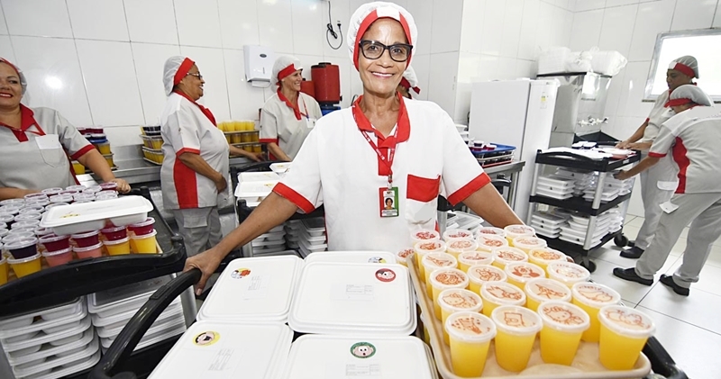 Self-Service vagas para copeira, auxiliar de serviços gerais, cozinheira, servir os clientes - RJ