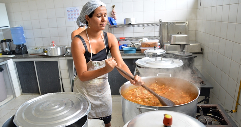 Pensão vagas para auxiliar de recepção, cozinheira, ajudante de cozinha, garçom - RJ