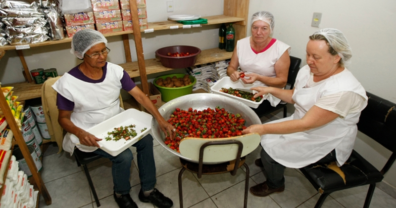 Salão de festas vagas para auxiliar de cozinha, estoquista, garçom, organizar eventos - RJ