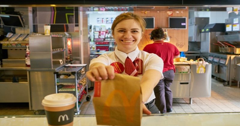 McDonald's está aceitando currículos para atendente, jovem aprendiz, auxiliar administrativo - Extra natal RJ