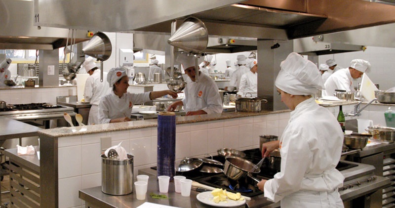 Hotelaria vagas para ajudante de cozinha, auxiliar de serviços gerais, garçonete - RJ