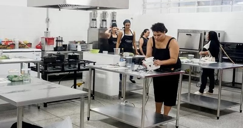Restaurante vagas para auxiliar de cozinha, auxiliar de limpeza, garçom, recepcionista, churrasqueiro - RJ