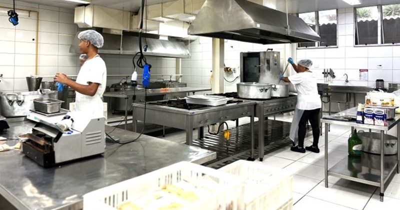 Restaurante vagas para auxiliar de cozinha, auxiliar de limpeza, garçom, recepcionista, churrasqueiro - RJ