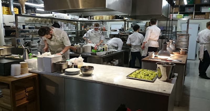 Hotelaria vagas para ajudante de cozinha, auxiliar de serviços gerais, garçonete - RJ