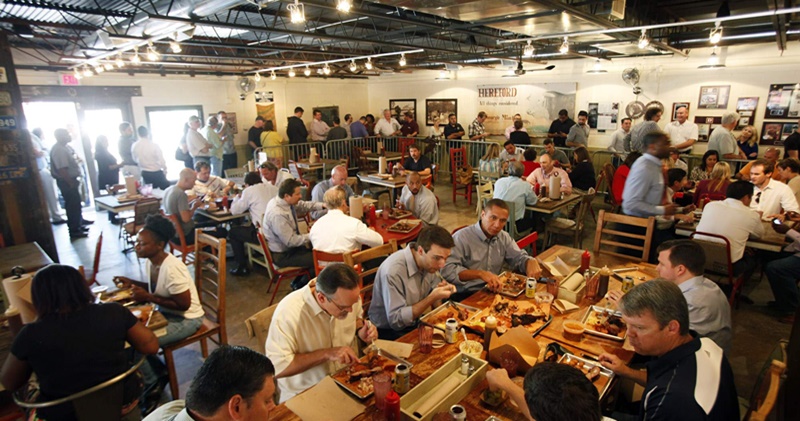 Restaurante vagas para auxiliar de cozinha, auxiliar de limpeza, garçom, recepcionista, churrasqueiro - RJ