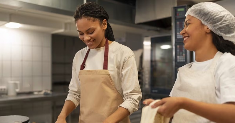 Hotelaria vagas para ajudante de cozinha, auxiliar de serviços gerais, garçonete – RJ