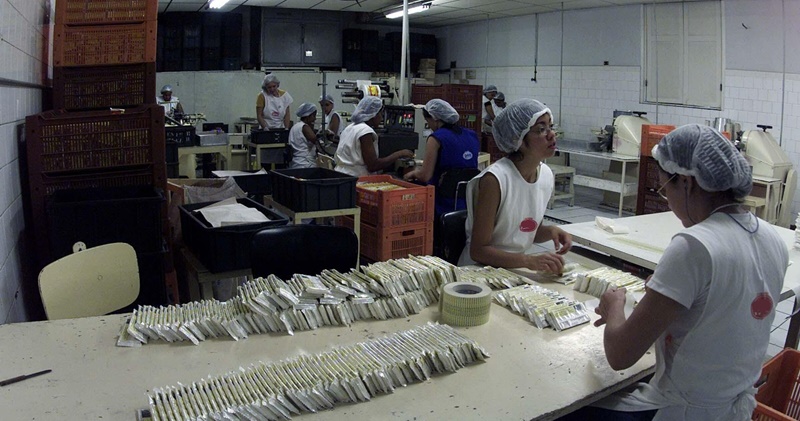 Auxiliar de produção alimentícia, recepcionista, auxiliar administrativo, garçonete, caixa – R$ 1.947,20 – com e sem experiência – Rio de Janeiro