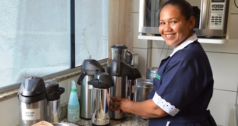 Copeira, assistente administrativo, auxiliar de serviços gerais, auxiliar de loja, estoquista – R$ 1.928,00 – com e sem experiência – Rio de Janeiro